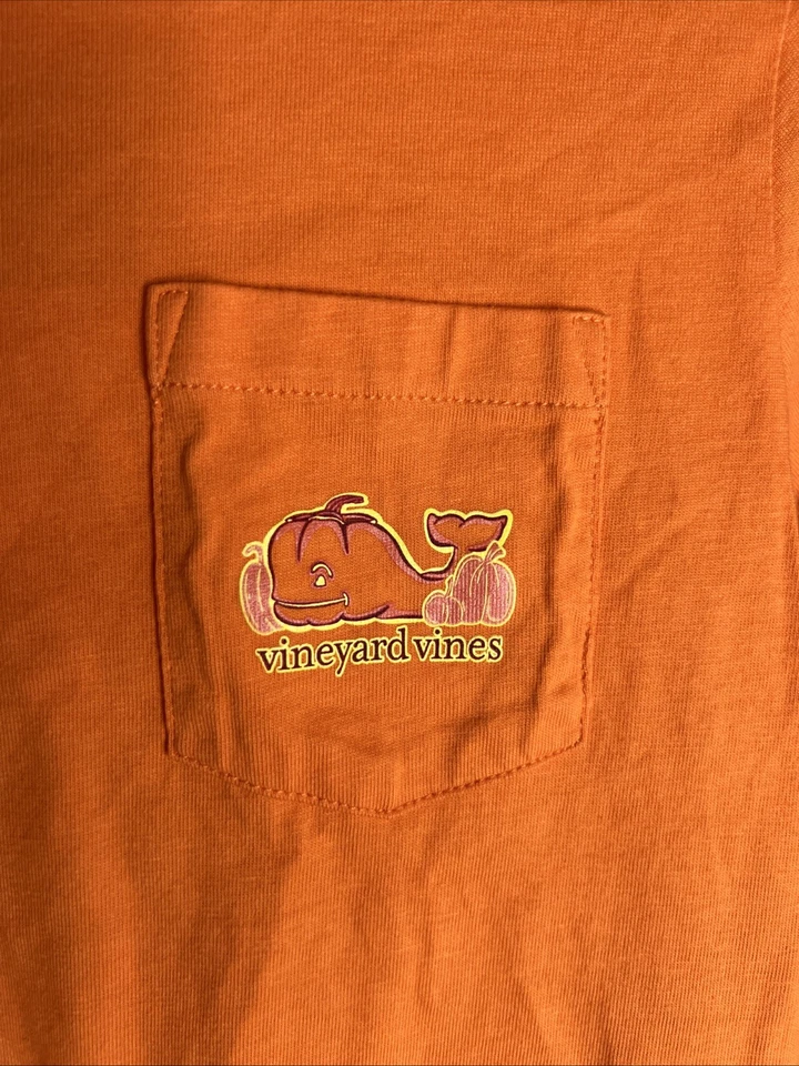 Camiseta para niño Vineyard Vines manga larga media calabaza naranja brillante en la oscuridad Foto 3 de 4