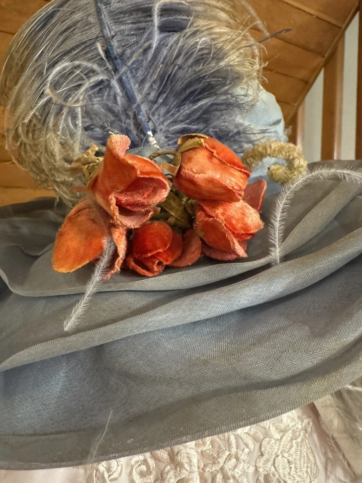 Antiguo sombrero de ala ancha de la era Titanic azul flores de seda con tren maribú de plumas Foto 3 de 4