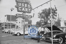BROWN PONTIAC USED CAR DEALERSHIP VINTAGE ROADSIDE AMERICANA 1960 4X6 POSTCARD
