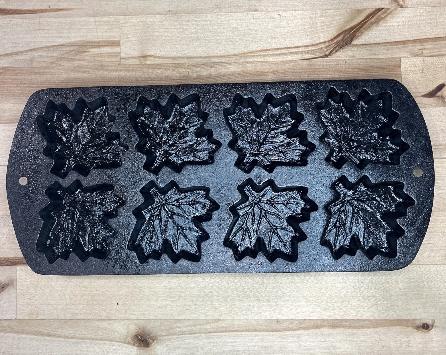 Vintage 8MLP2 LODGE Maple Leaf Cast Iron Muffin Gem Cookie Pan 12.5" x 5.5"