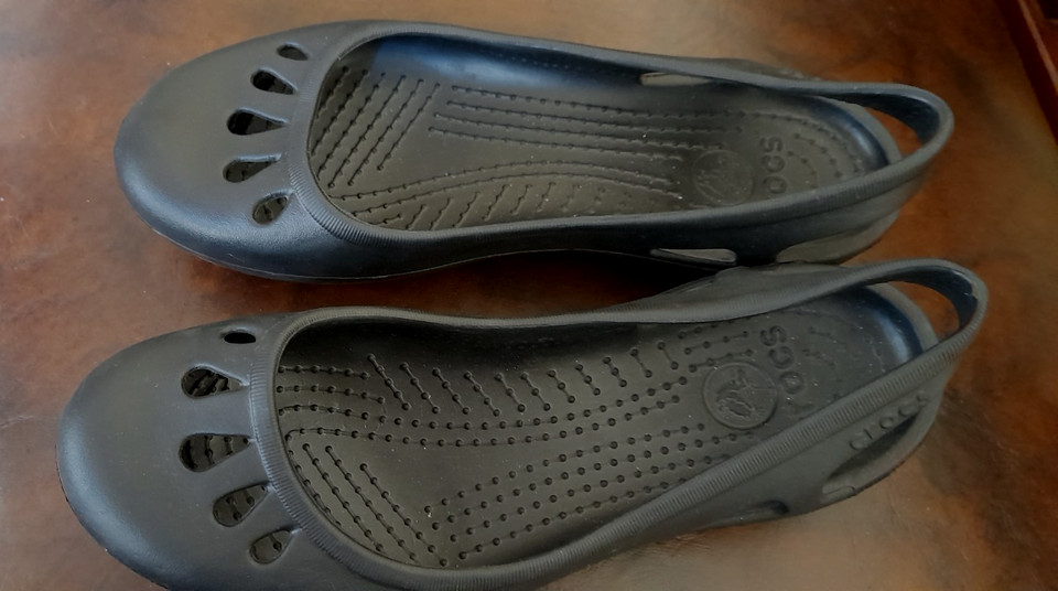 CROCS BLACK SLING BACK SHOES SIZE 7 WITH TEAR DROP CUT OUTS