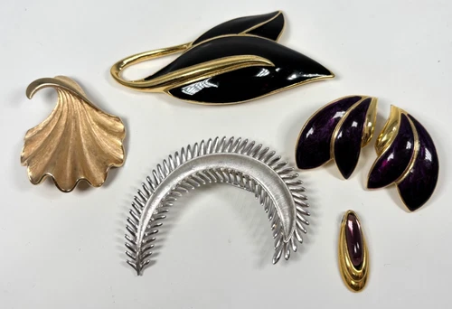 Lot 5 TRIFARI Costume Jewelry Pieces Vintage Brooches Earrings Pendant Fashion