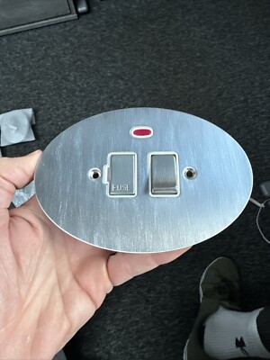 Ovale Form 13 Ampere geschaltet abgesichert Spur & NEON Licht Anschlusseinheit Satin Chrom