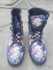 Yes We Vibe Rose/Floral 7 Hole Boots On Navy Blue.  7w. Virtually No Wear.