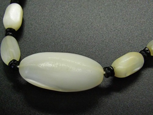 Collana in madreperla e onice nero - Foto 2 di 3