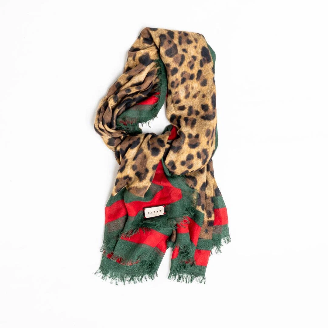 Châle Gucci imprimé léopard en soie mélangée