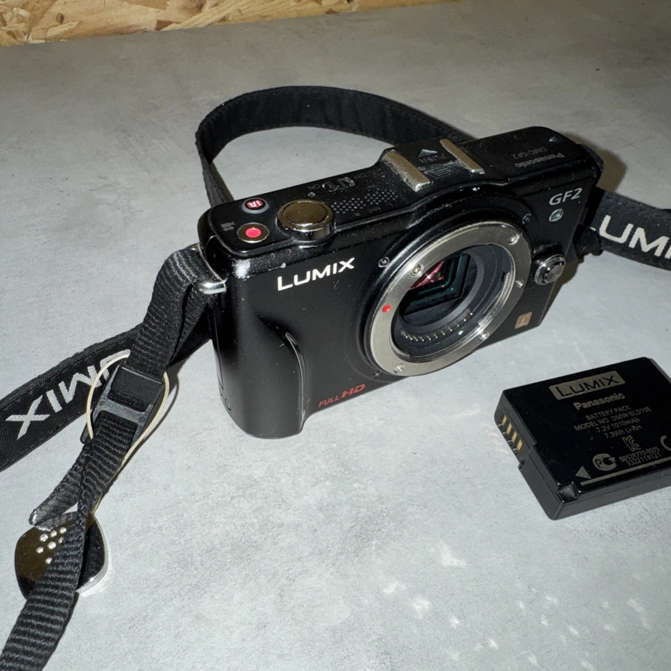 Panasonic Lumix DMC-GF2 Micro Four Thirds Mirrorless Digital Camera Body +Extras, photo 2 of 5