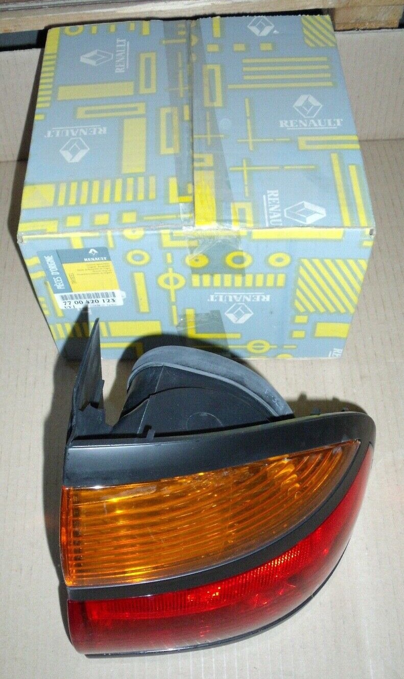 Feu arriere droit Renault Laguna 1 reparez votre optique casse reference 7700420123