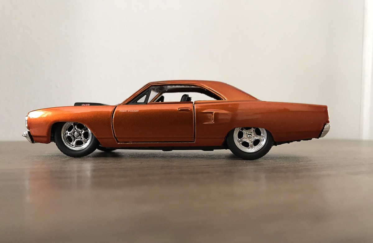 Plymouth 1970 Road Runner スケールモデル 1970 Plymouth Road Runner & Wile E. Coyote Figure | Jada Toys