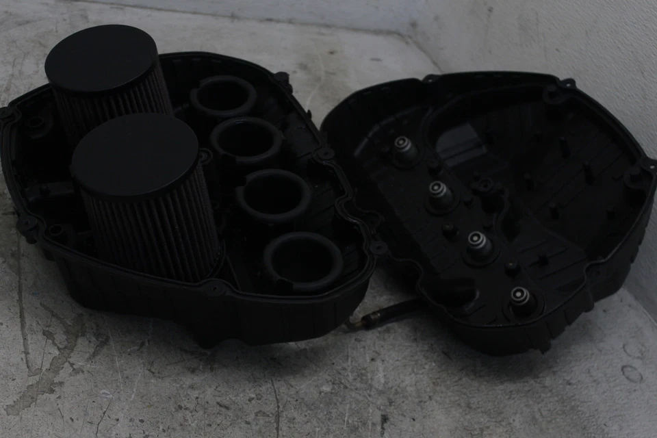 04 05 HONDA CBR1000RR CBR1000 CBR 1000 OEM AIRBOX COM INJETORES DE TRILHO SUPERIOR B6D - Imagem 4 de 4