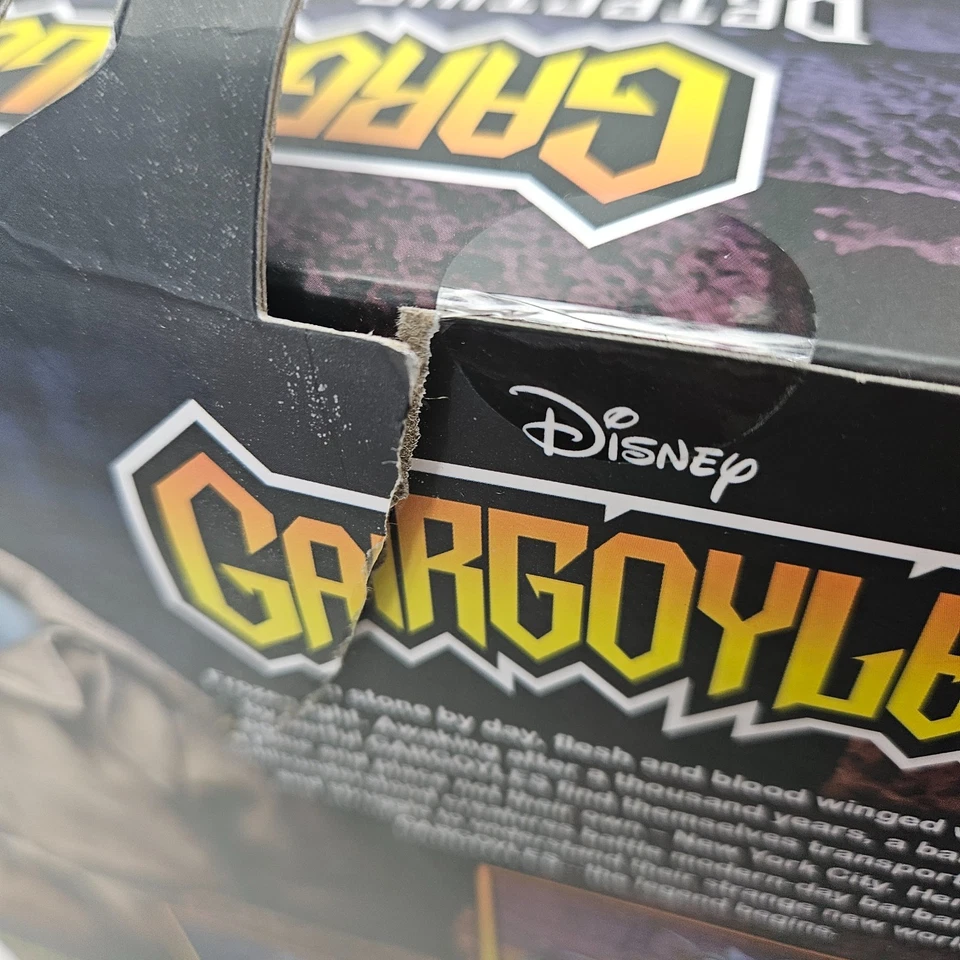 Figura de acción NECA Gargoyles Detective Broadway Silver Falcon escala 1:7 Foto 3 de 4