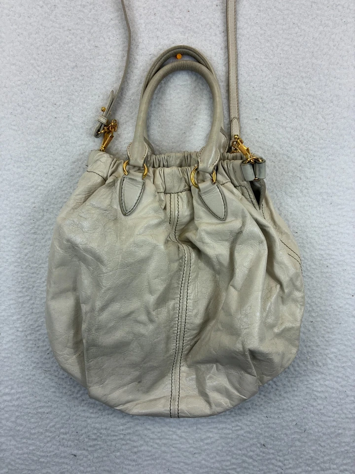 Bolso de Hombro Hobo Miu para Mujer Cuero Marfil Herrajes Dorados Forro Púrpura Y2K Foto 2 de 4