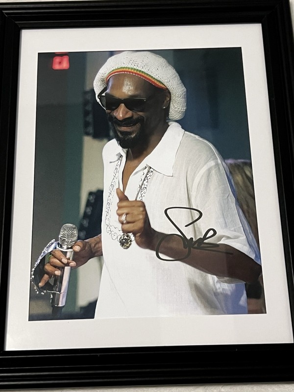 SNOOP DOGG Autographed 8 X 11.5 signed photo Framed Rap Superstar
