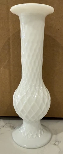Vintage E.O. BRODY CO. Milk Glass #920 7-1/2" tall White Bud Vase U.S.A  i