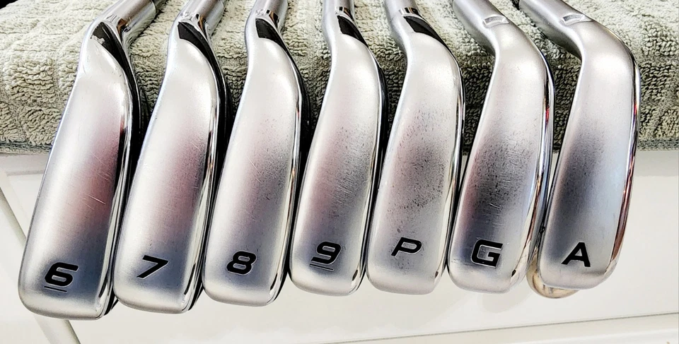 Hierros Tour Edge Exotics E723 6-PW R flex KBS Tour 110 y E722 AW-GW Elevate 95 Foto 4 de 4