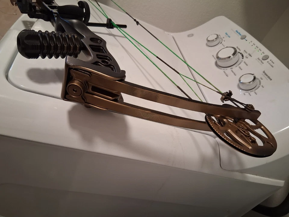 Barnett Vortex Youth Compound Bow 19-45 lb 21-27 Draw Length - NEW - Image 2 of 4