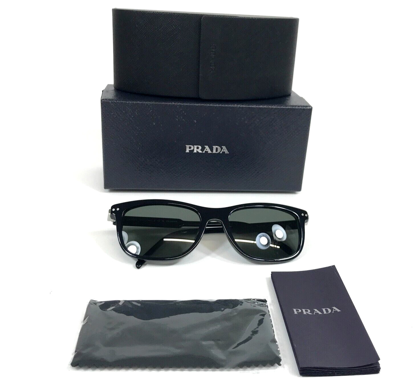 Солнцезащитные очки Prada SPR18Y 1AB-03R в полированной черной оправе с серыми поляризованными линзами 41090₽