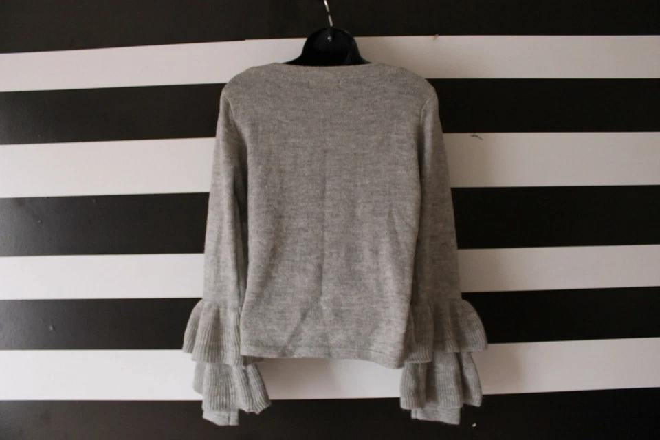 Suéter para mujer Almost Famous manga con volantes cuello redondo 100 % acrílico gris talla M Foto 4 de 4