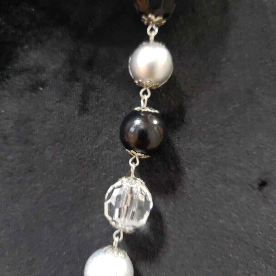 Collar grueso de una sola hebra con cuentas redondas blanco y negro Claire's Foto 3 de 4