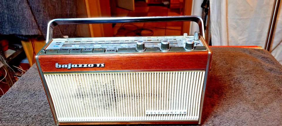 Telefunken Bajazzo TS 101 + Oldtimer-Halterung. opt. gut, techn. kleine Mängel ! - Bild 2 von 4