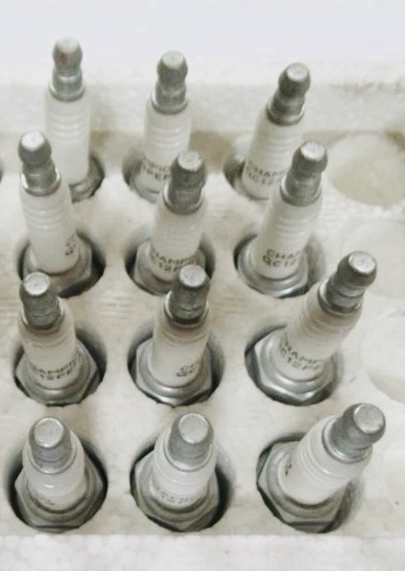 Lot of 12 Champion QC12PEPB Spark Plug 7953S OEM New Factory Boat Parts