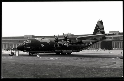 Fotografie Flugzeug Lockheed C-130 Hercules, USAF 1299 vor Hangar auf dem Flugh 