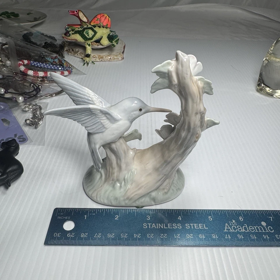 Estatuilla original Otigari hecha a mano con flores Foto 3 de 4