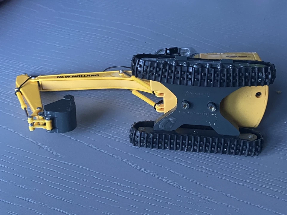 L@@K NEW HOLLAND  E215C 360 TRACKED EXCAVATOR KOBELCO 1:50 CONSTRUCTION MODEL  - Image 4 of 4