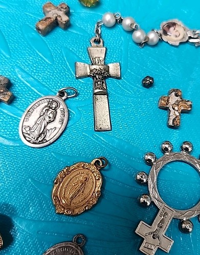 Catholic Religious Medal Lot Of 38 Christian Pendants Crucifixes Relics - Picture 8 of 12
