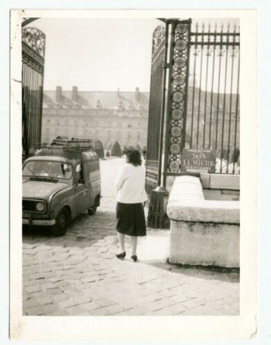 Son et Lumière aux Invalides Paris Bâtiment Ancienne Renault Voiture Femme Vintage Photo - Photo 1/2