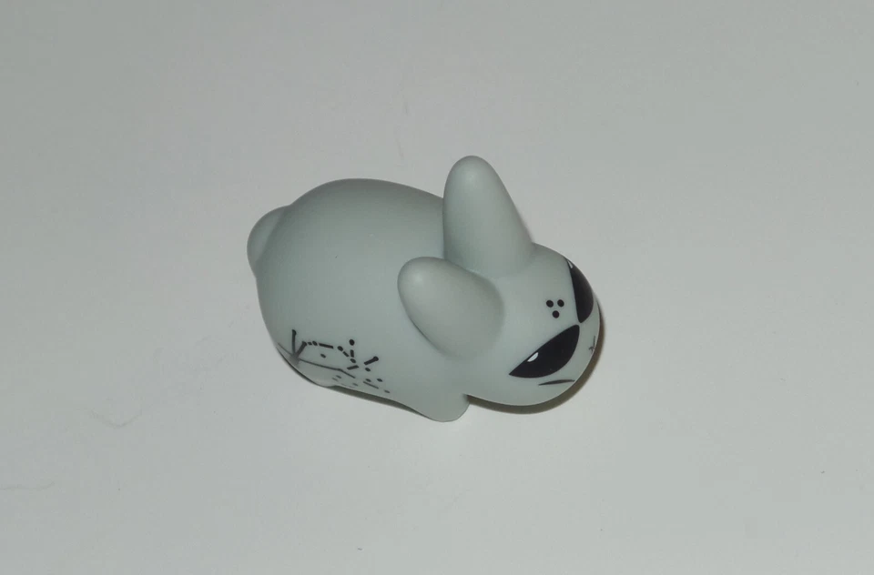 Kidrobot Lore of the Labbit Alien 1.5" Figura Vinilo Mini Serie Gris Frank Kozik Foto 4 de 4