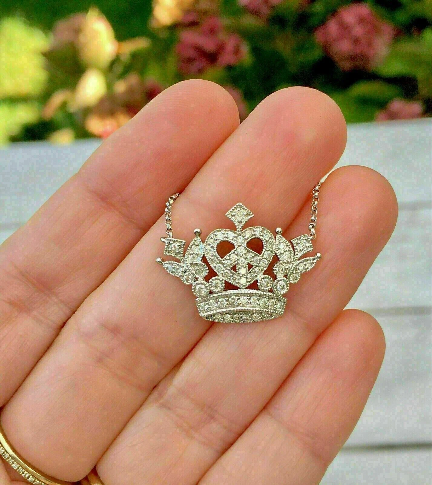 VETEMENTS Ciondolo Piccola Corona Re Diamante Simulato Taglio Rotondo 2 45 carati Placcato Oro Bianco 14k