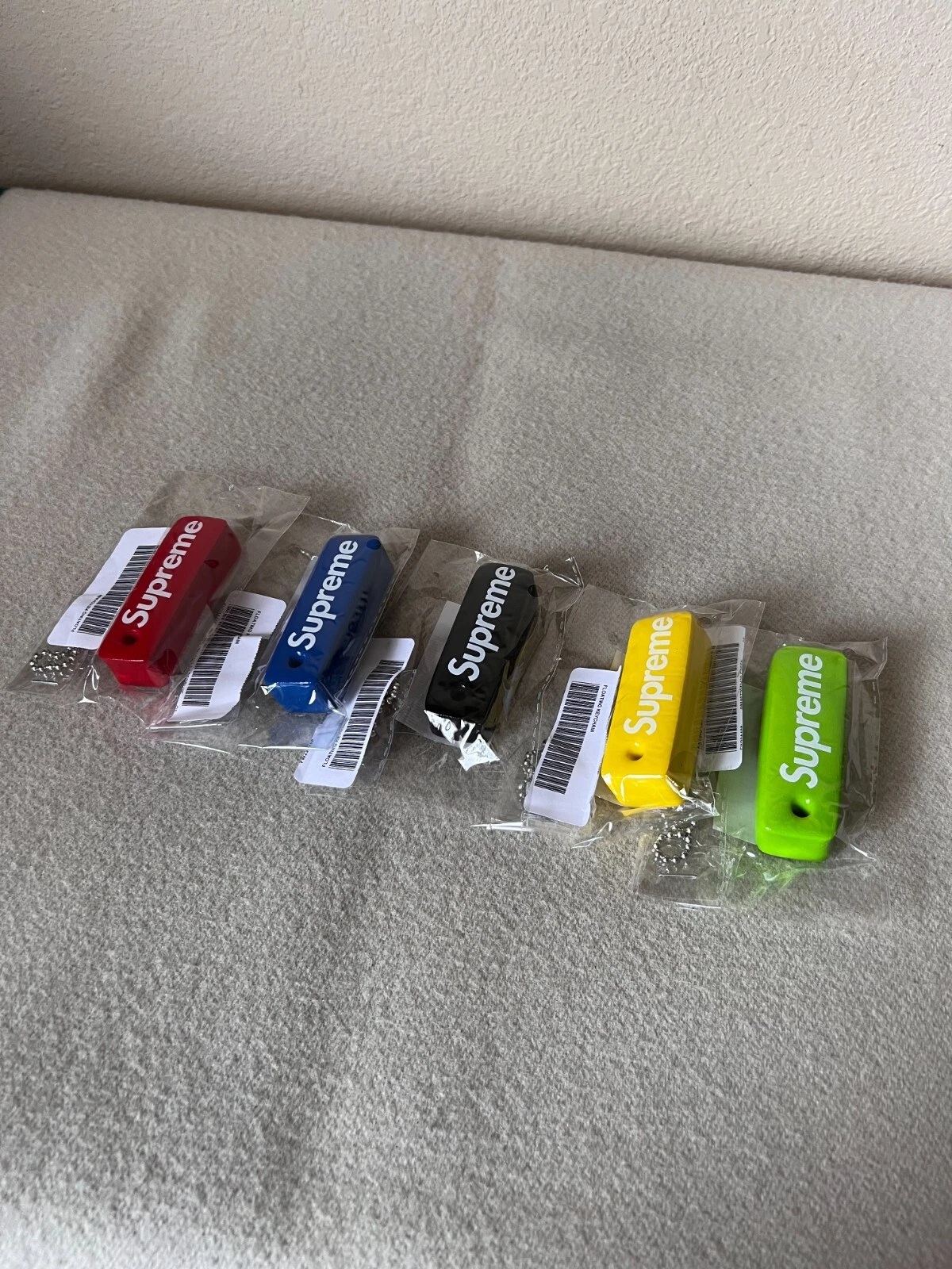 Ensemble porte clés flottants en mousse Supreme   Neuf   5 porte clés