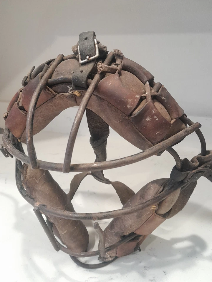 Máscara de receptor de béisbol antigua de colección de los años 40 enjaulada de cuero metálico con correa Foto 2 de 4