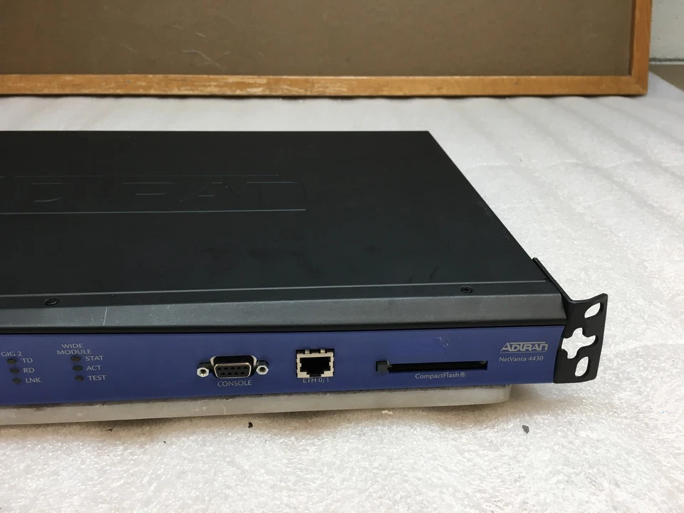 Router cableado Gigabit de 3 puertos Adtran NetVanta 4430 P/N 1700630E1 con orejas de rack Foto 3 de 4