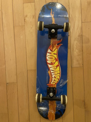 Hot Wheels Full Size SKATEBOARD 31 X 7.5" slightly used protective plastic On It