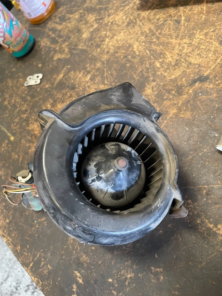 Ventilador motor ventilador Porsche 924/924S/Early 944 COM RESISTORES DE VENTILADOR 0130062801 - Imagem 3 de 4