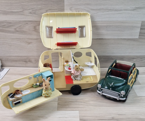 Sylvanian Families Auto & Wohnwagen mit Tieren & Zubehör