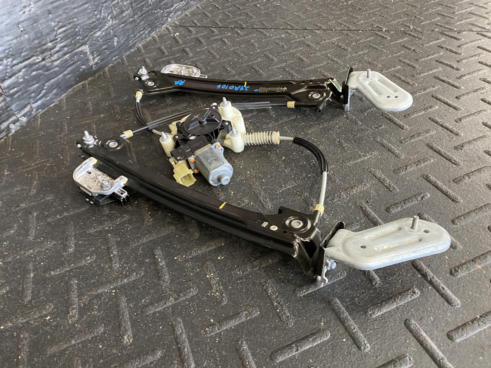 14-17 MASERATI GHIBLI REAR PASSENGER DOOR WINDOW GLASS REGULATOR ELECTRIC MOTOR