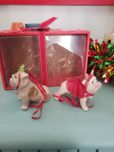 NUOVO Blue Sky Clayworks S/2 BULLDOG INGLESE Ornamento di Natale Vestito Cane Cucciolo SCATOLA - Foto 3 di 7