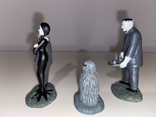 Dept. 56 The Addams Family House 6002948 + Morticia & Gomez 6002949 + Lurch +It - Picture 12 of 23