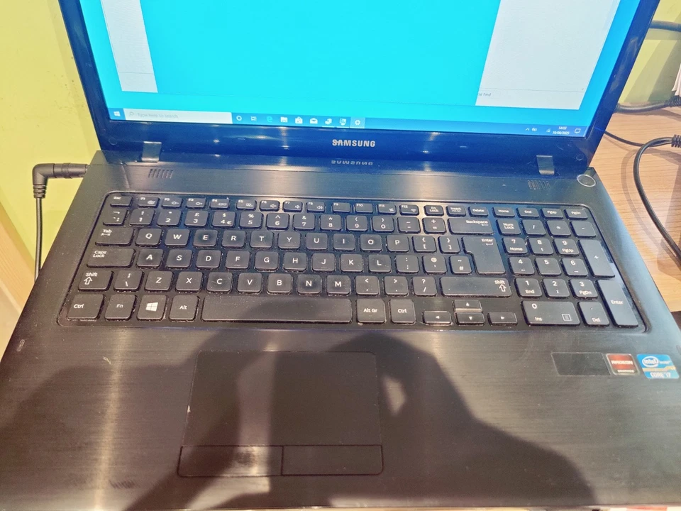 Samsung Gaming 17 Inch i7-3630QM With Radeon Run To Windows Spare Or Repair - Image 4 of 4