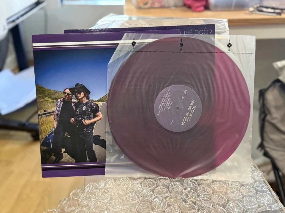 Пластинка долгоиграющая Redd Kross Beyond the Door фиолетовый винил подписанная Full Band Merge Records - Изображение 4 из 4