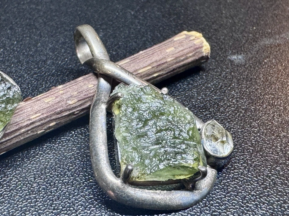 Juego de diamantes de moldavita y herkimer - colgante, pendientes y tachuelas - plata de ley  Foto 2 de 4