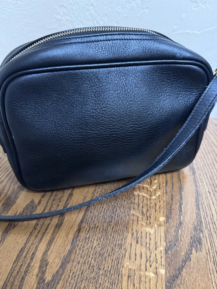 Bolsa tiracolo Dooney and Bourke vintage couro pebbled preta  - Imagem 2 de 4