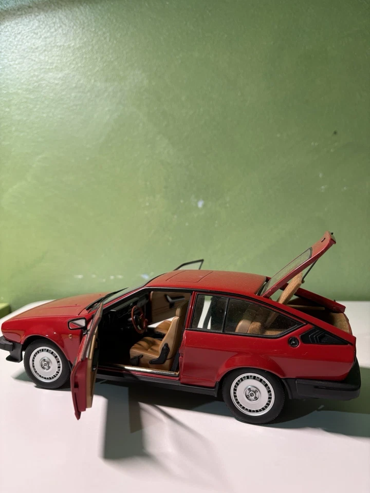 Alfa Romeo Alfetta GTV 2.0 red autoart 1980 1/18 - Immagine 2 di 4