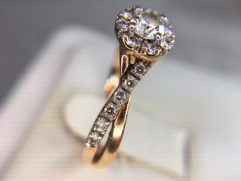 Anillo de compromiso Estate de oro rosa de 10 k redondo con halo de diamantes brillantes by-pass Foto 4 de 4