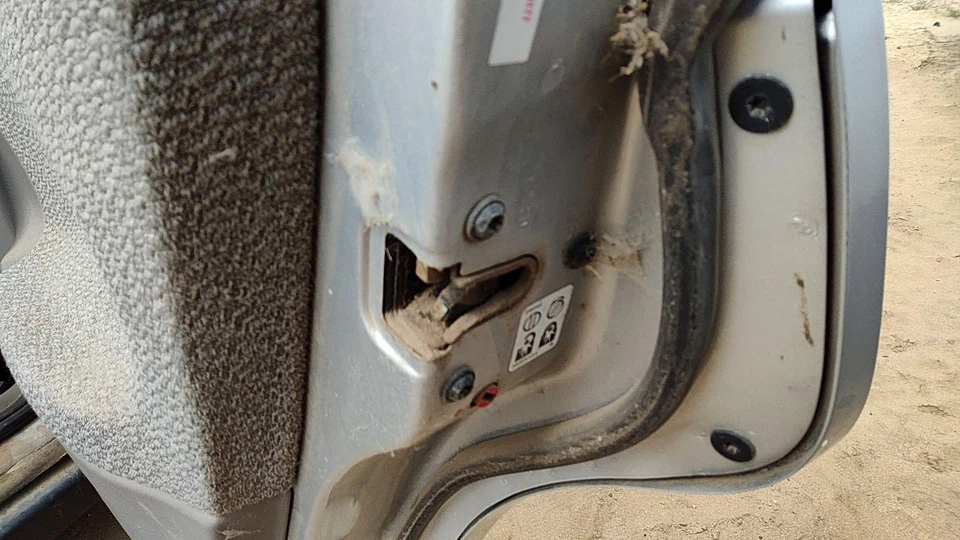 Pestillo de puerta trasera derecha Saturn L100 2000-2005 pasajero con varillas/cables trasero OEM Foto 4 de 4