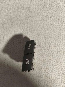 MERCEDES-BENZ E W212 Zentralverriegelungsschalter A2048706410 3.00 33889132