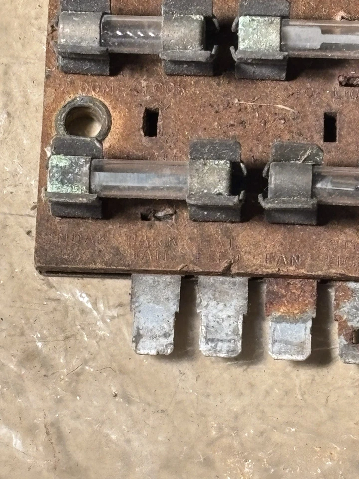 Блок предохранителей и предохранители 70 71 72 73 74 AMC AMX Javelin - Изображение 2 из 4